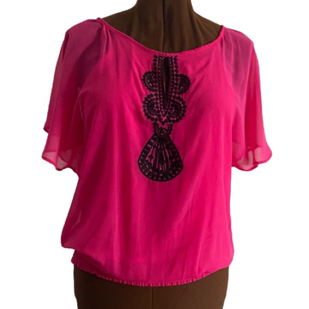 💖LE CHATEAU 💖Blouse in pink and black. Size medium. Like new condition!